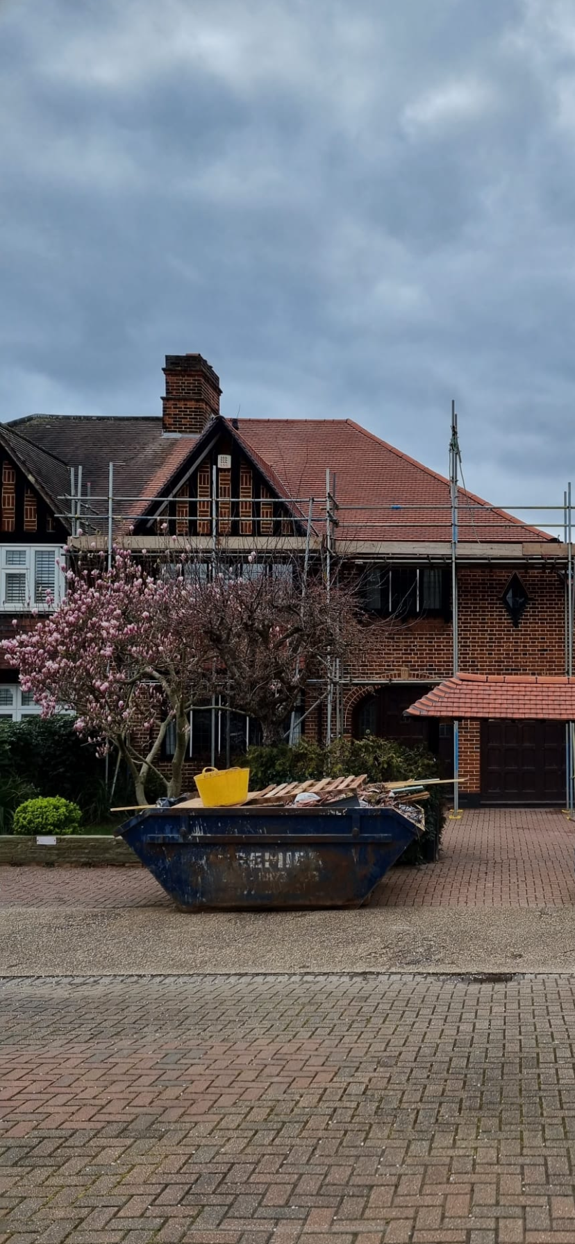 How much should a roofer charge per hour